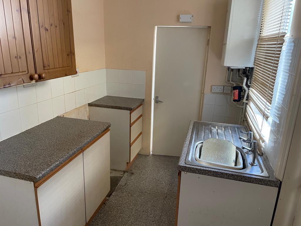 Lot: 107 - MID-TERRACE HOUSE FOR IMPROVEMENT - Kitchen